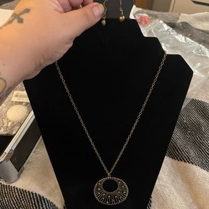 This beautiful necklace/earrings set